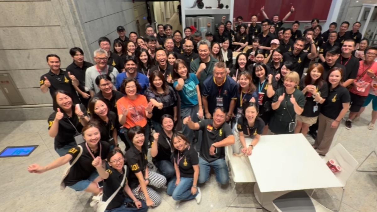 Team 101 。(圖/翻攝自賈永婕臉書)