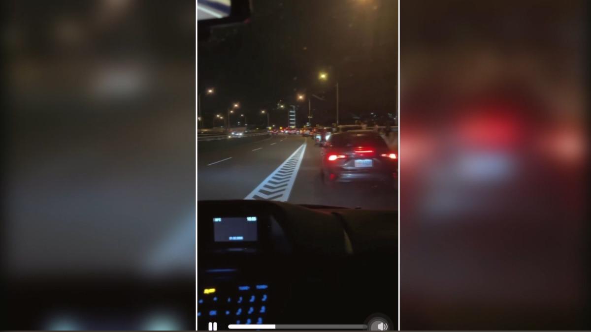 國慶煙火超瘋狂 「國道路肩」竟停滿車 。(圖/翻攝Threads)