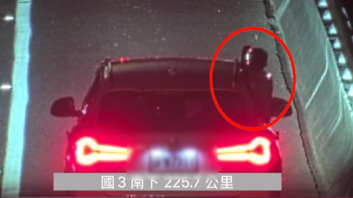 國道三號淪「煙火看台」!民眾坐車窗拍攝 高速公路慘變停車場 。(圖/翻攝Threads)