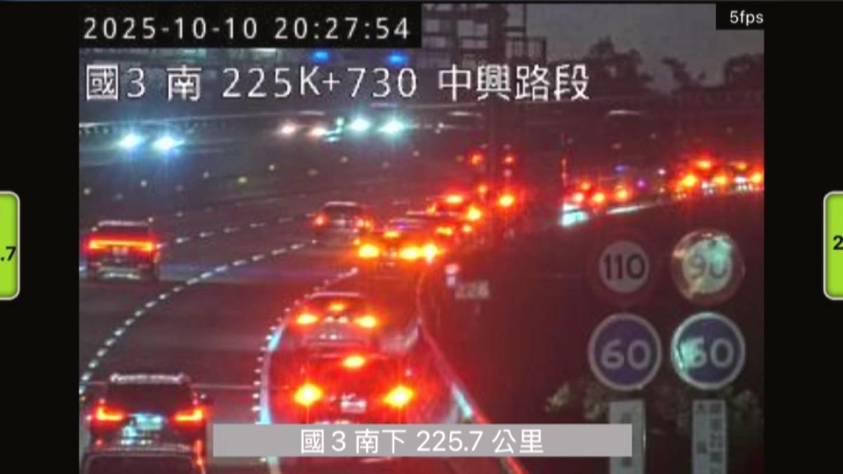 國慶煙火超瘋狂 「國道路肩」竟停滿車 。(圖/翻攝Threads)