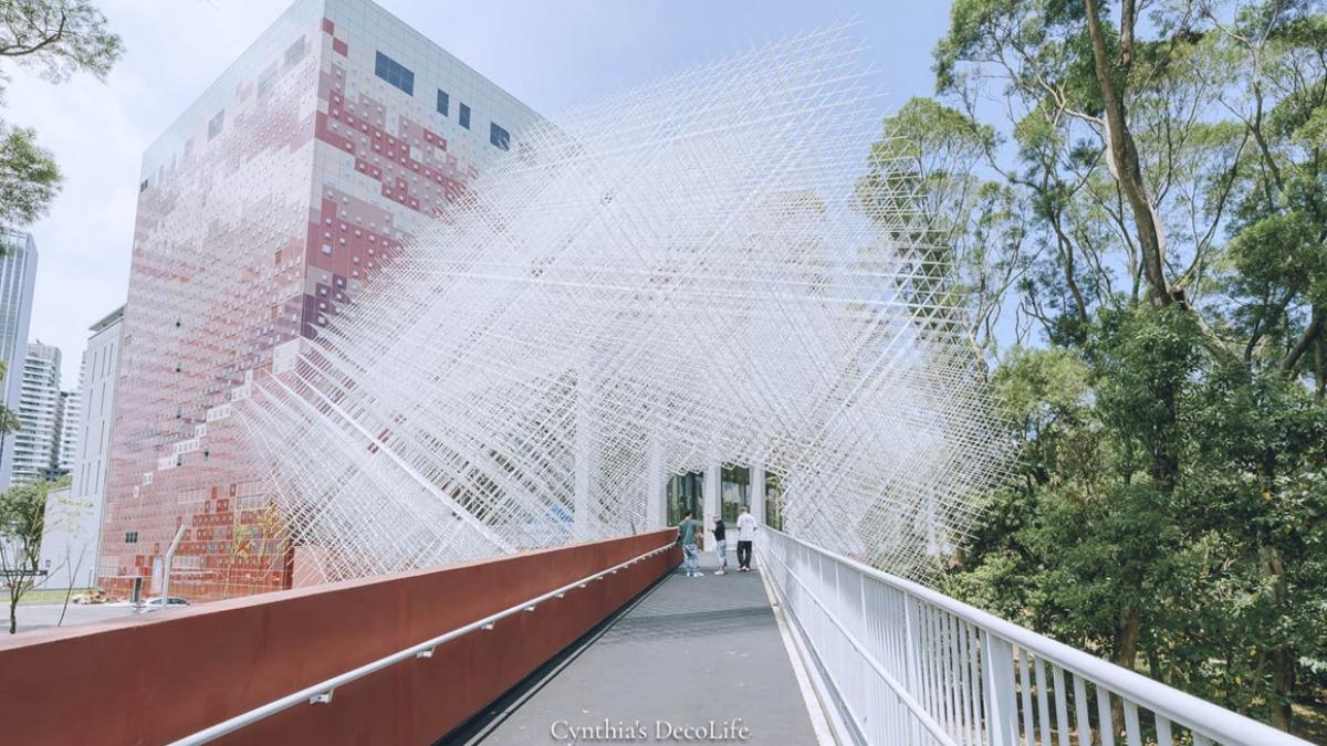 戶外裝置藝術「以霧為景」由純白的金屬管縱橫交錯,不同角度可以看到不一樣的變化。(圖/款待日子裡的甜提供)