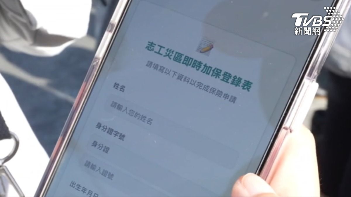 鏟子超人有保障,車站前掃QRcode秒投保。(圖/TVBS)