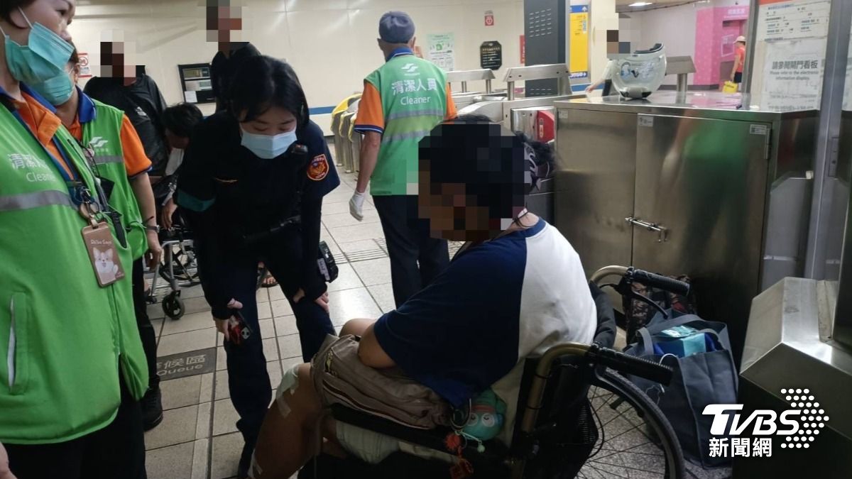 事故造成多人重心不穩摔倒。（圖／TVBS）