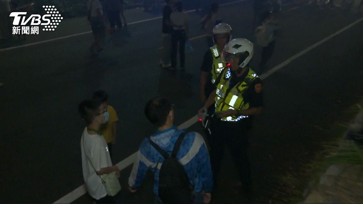 南投國慶焰火禁區2架無人機被擊落!1墜入人群砸傷男童。(圖/TVBS)