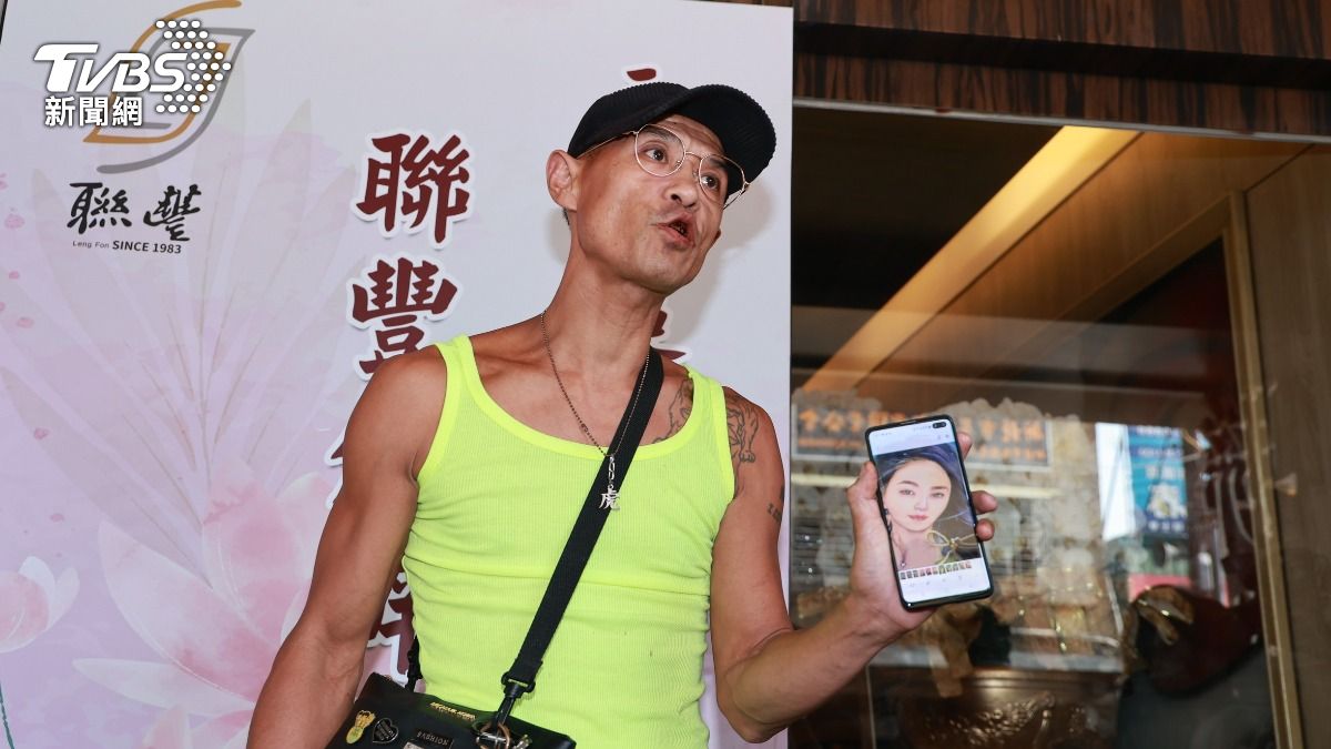 桃園游姓粉絲到場舉看板弔唁顏正國。(圖/記者黃城碩攝)
