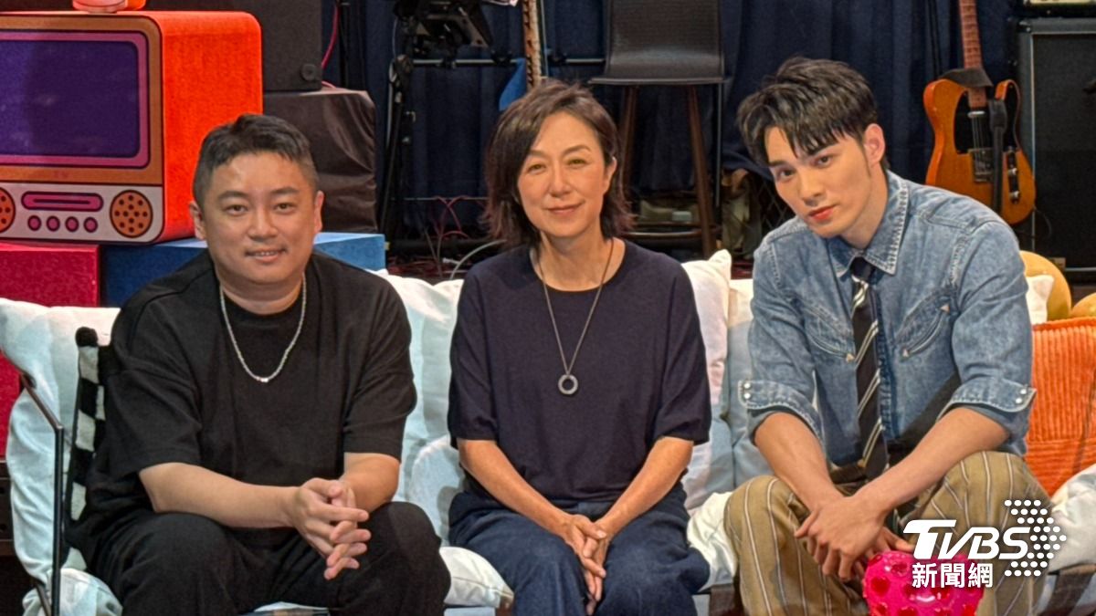 黃偉晉（右起）和黃韻玲、左光平今出席《唱 我們的歌》金曲再現講唱會。（圖／陳薈涵攝）