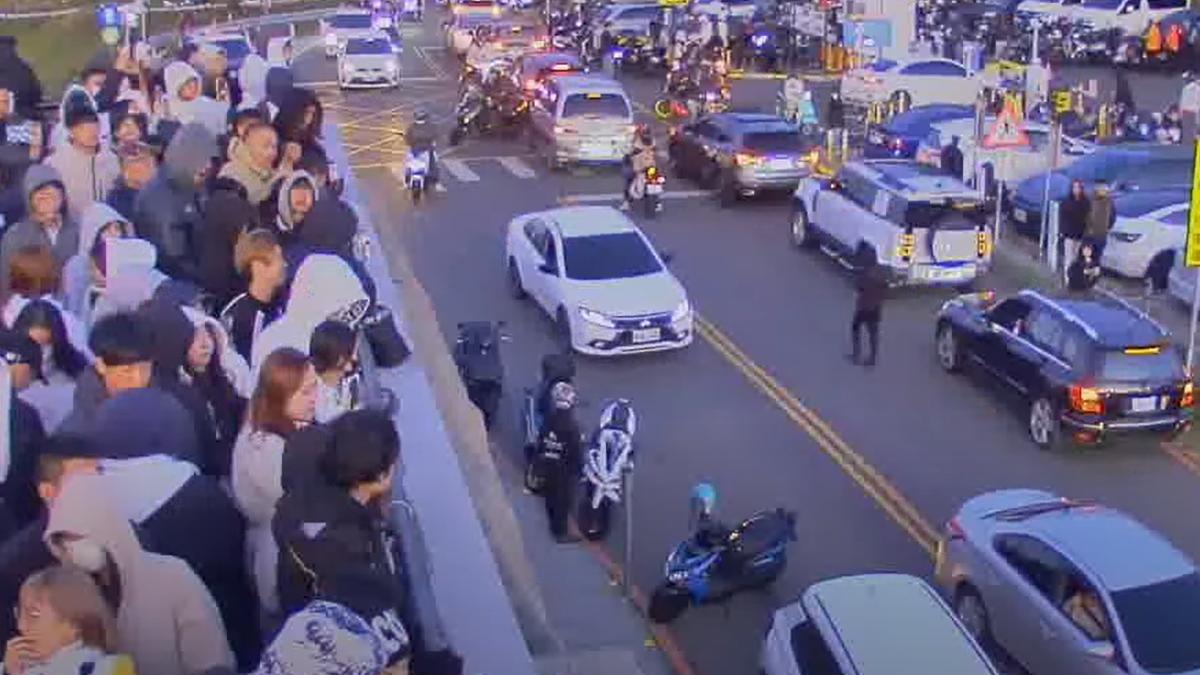 武嶺變早市?國慶看煙火衝合歡山 人車爆滿鏡頭君全錄下
