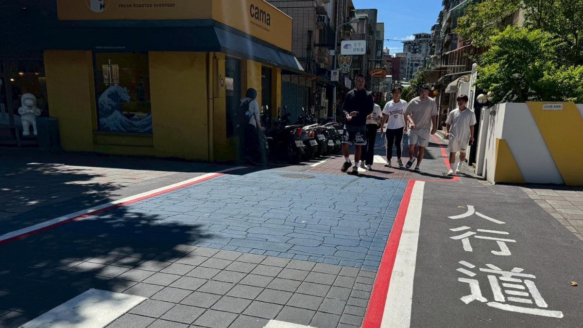 馬路「突多一塊藍色」民眾霧煞煞 交通局解答了