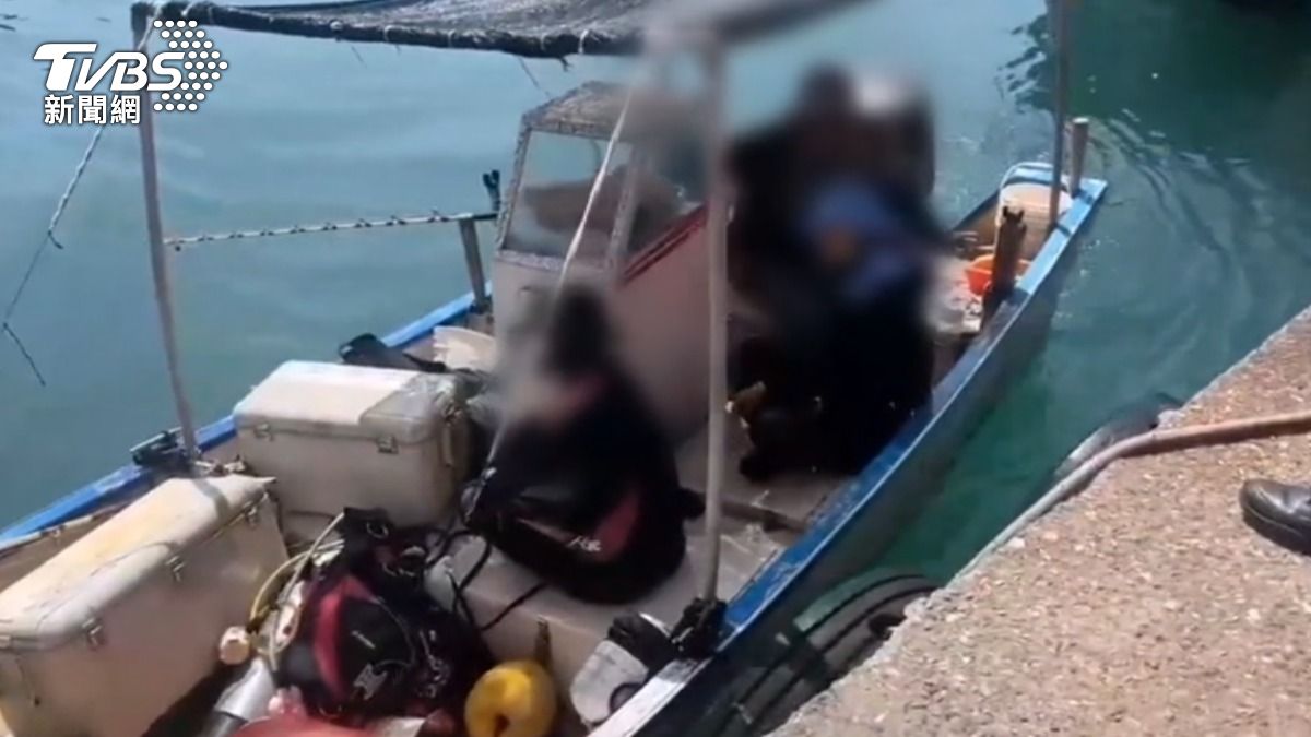 三名潛水客在海面漂浮一小時後驚險獲救。（圖／TVBS）
