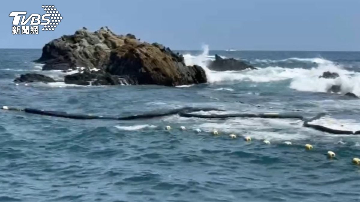 潛水客緊抱「定置漁網」浮球成功獲救。（圖／TVBS）