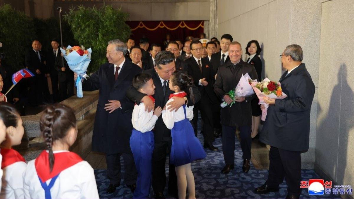 金正恩擁吻女童!北韓勞動黨80周年閱兵 秀「核武肌肉」