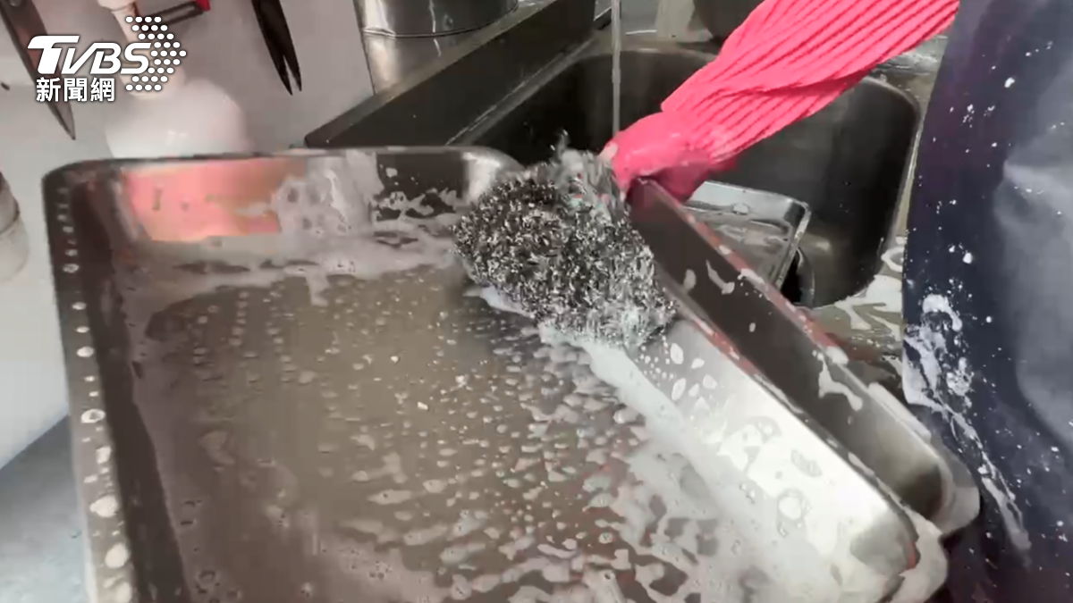 店家坦承疏失表示,可能是用鐵刷在清洗鐵盤時勾到,導致發生這起意外。(圖/TVBS)