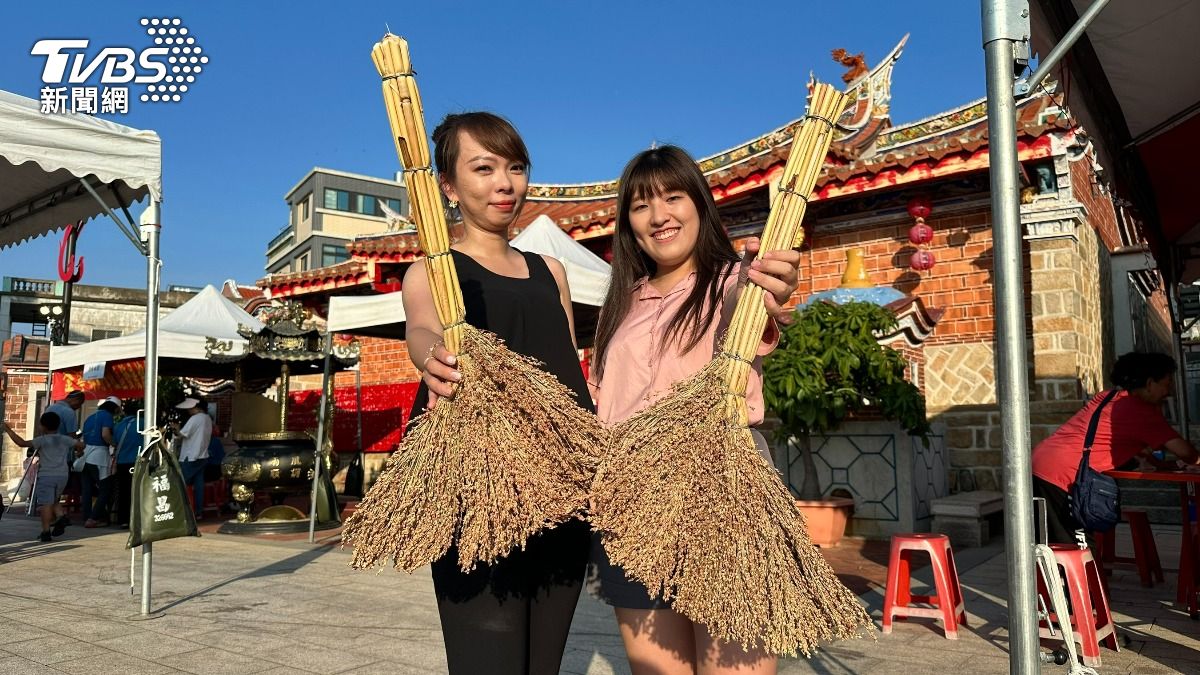 金門官澳市集高粱掃帚超吸睛 民眾DIY體驗傳統手工藝