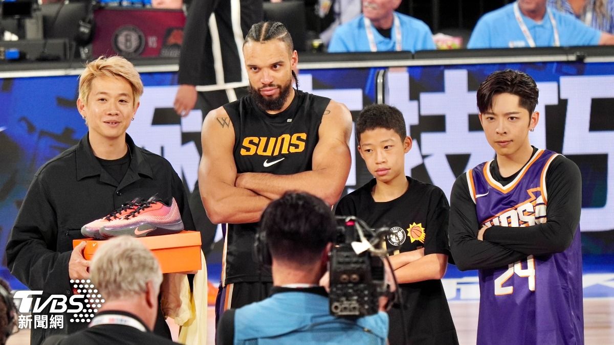 NBA太陽隊球星布魯克斯和球迷合影。(圖/區國強攝)