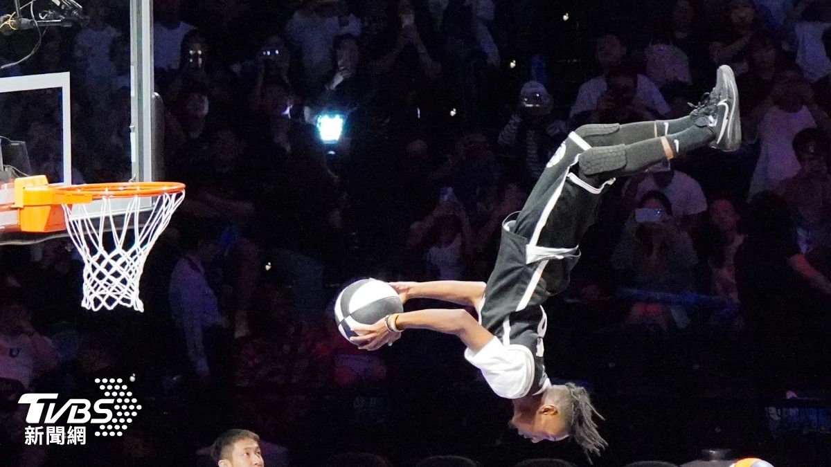 NBA中國賽球迷日,表演團隊表演空中接力灌籃。(圖/區國強攝)