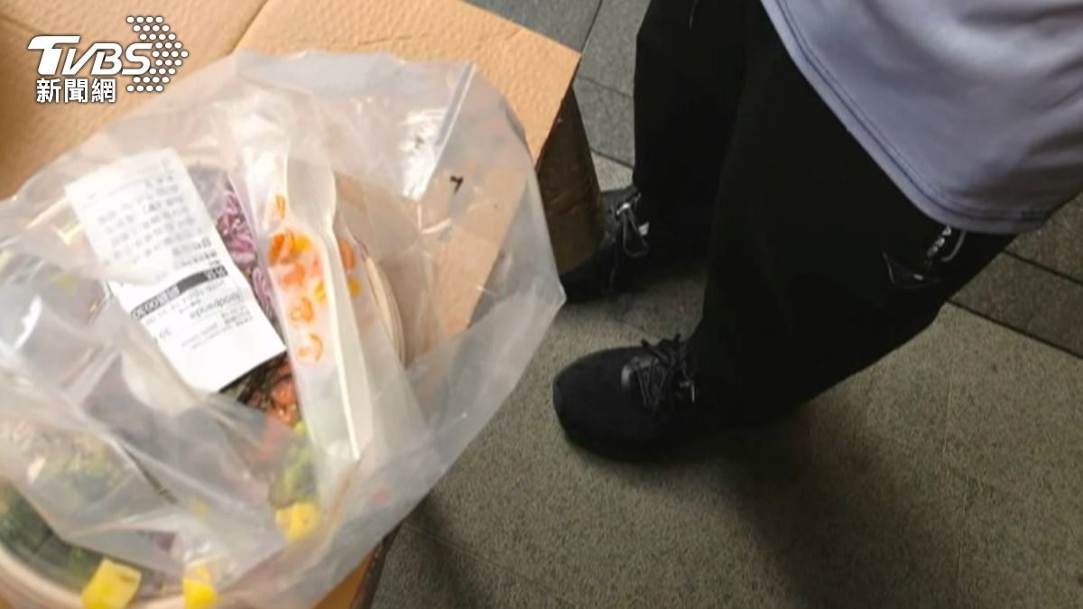 外送餐被打翻，消費者表示一口沒吃卻無法退款。（圖／民眾提供）