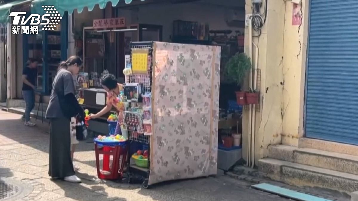 店家在門口張貼海報,提醒購買畫糖的顧客不要圍住隔壁攤位。(圖/TVBS)