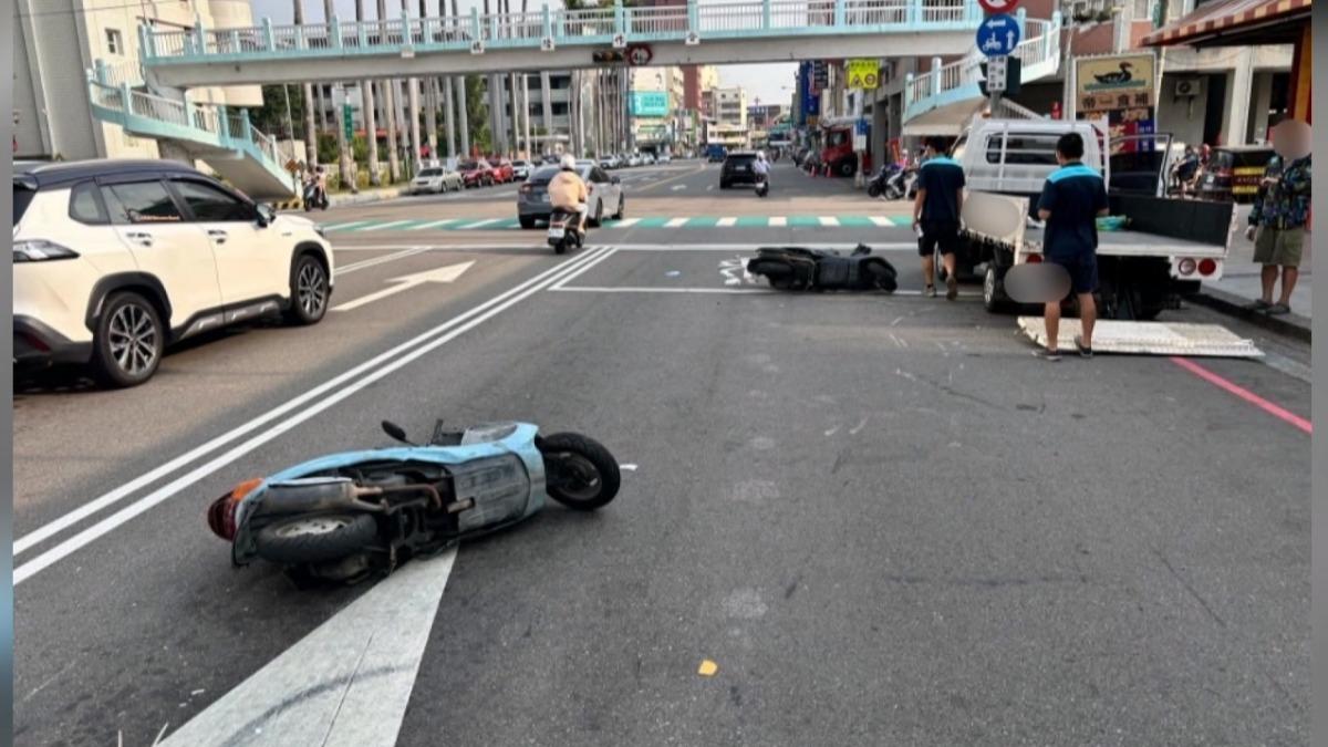 機車連環摔路邊，送貨員「連滾帶爬」神閃避。（圖／民眾提供）