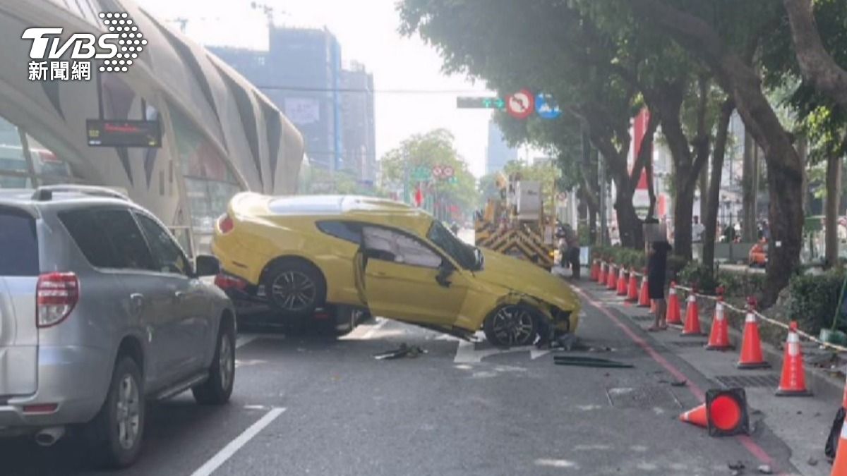 「野馬」失控衝人行道！撞飛機車變電箱還壓轎車。（圖／民眾提供）