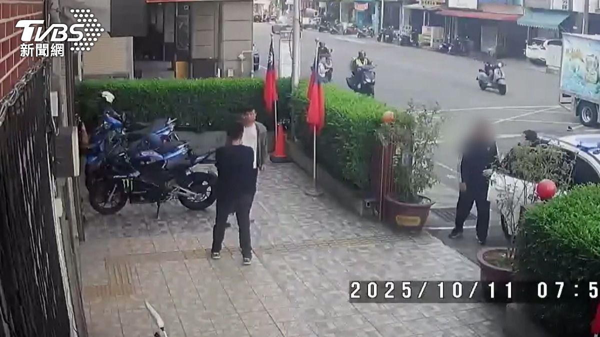 嫌犯被警方逮捕進警局畫面。(圖/TVBS)