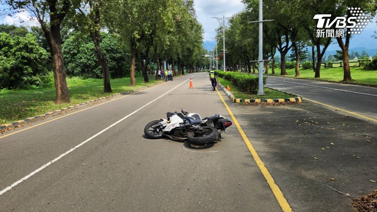 屏科大楊姓大一新生，國慶連假第二天中午，在校內道路騎機車自摔送醫不治。（圖／TVBS）