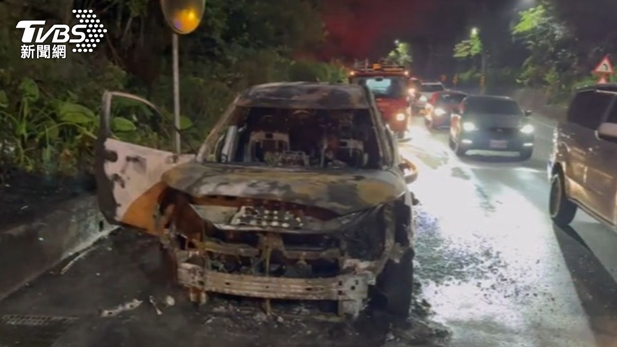 被大火焚燒後,車頭全毀僅剩骨架。(圖/TVBS)