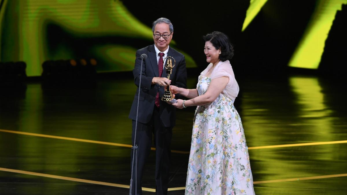 倪蓓蓓從文化部長李遠手中獲得「年度特別貢獻獎」。（圖／三立提供）
