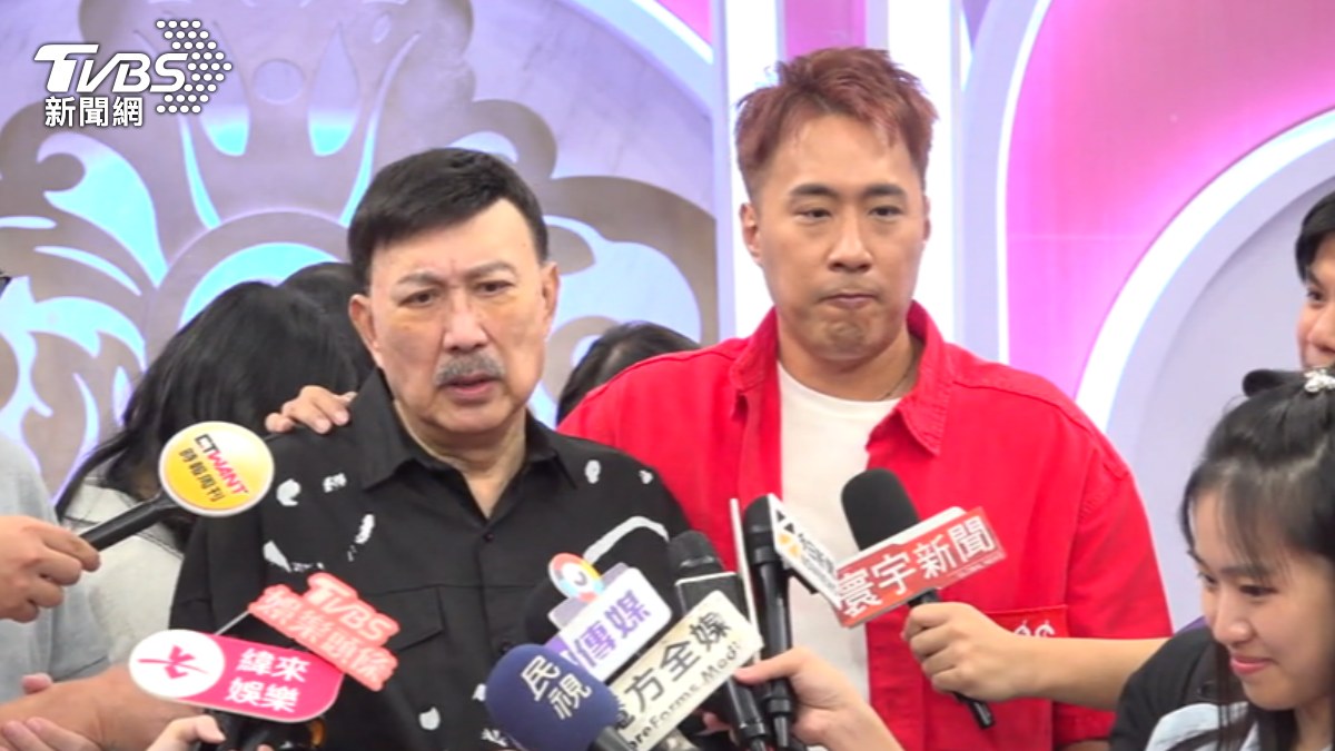 余天(左)日前現身評論館長爭議。(圖/TVBS)