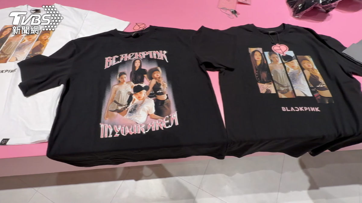 BLACKPINK周邊吸引粉絲搶買。(圖/李皇龍攝)