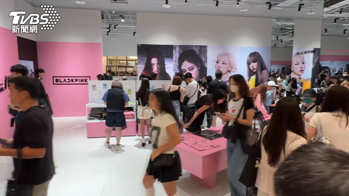 BLACKPINK快閃店人潮不斷。(圖/李皇龍攝)