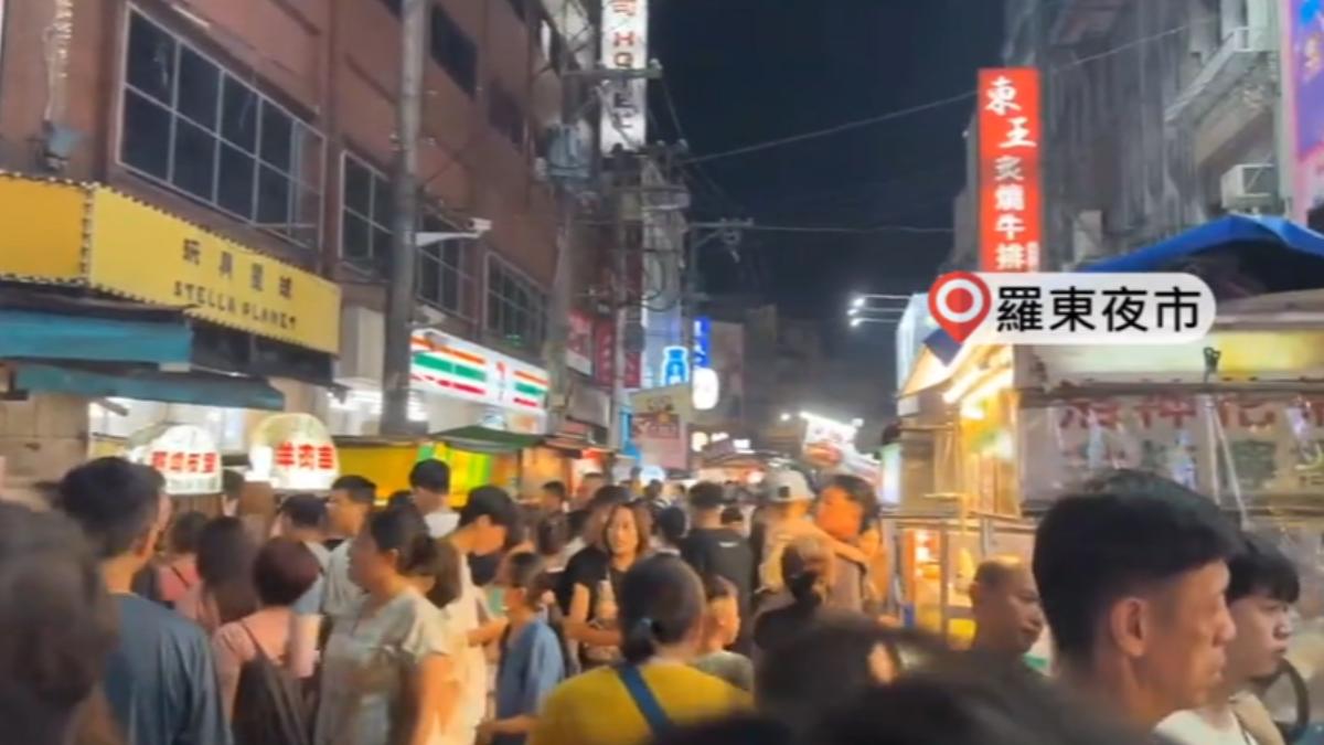 連假出遊人潮眾多，夜市人擠人。（圖／TVBS）