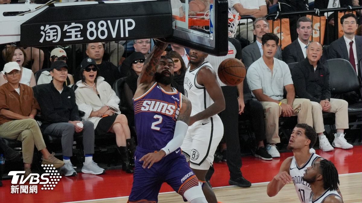 NBA中國賽/梁朝偉觀賽「全程緊握白毛巾」 劉嘉玲笑開懷成對比
