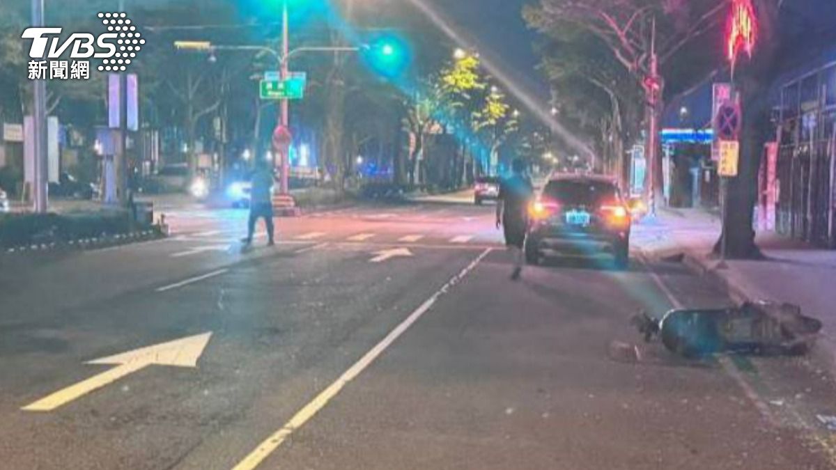 台中死亡車禍!49歲女騎車詭撞路緣自摔 鮮血噴濺鐵蓋亡