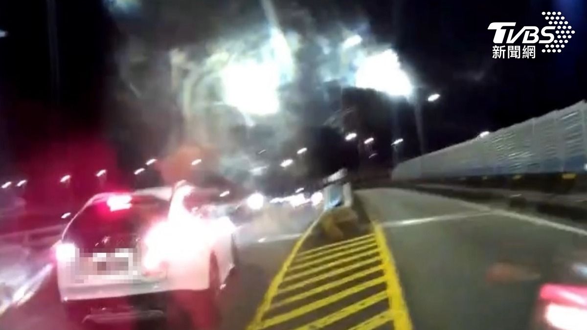 警方協助引導車輛下橋。(圖/TVBS)