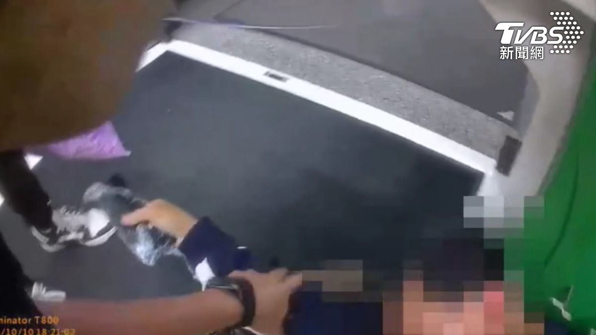 洪男在超商遭警方壓制,前妻在一旁急喊「不要動他」。(圖/TVBS)