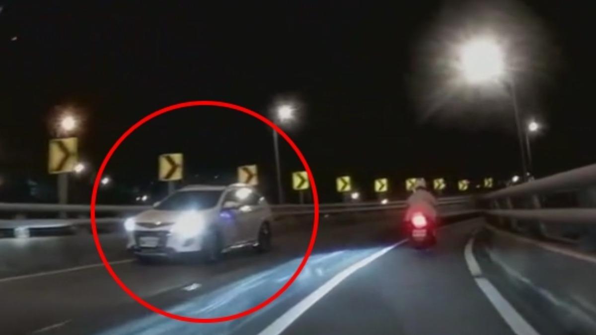 駕駛不熟路況，開錯方向，逆向行駛在橋上。（圖／民眾提供）