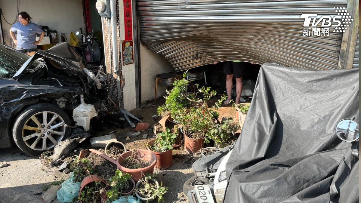 汽車高速撞上宮廟,鐵捲門被強大的撞擊力撞到凹陷,花盆全都碎了,汽車車頭全毀,現場一片狼藉。(圖/TVBS)