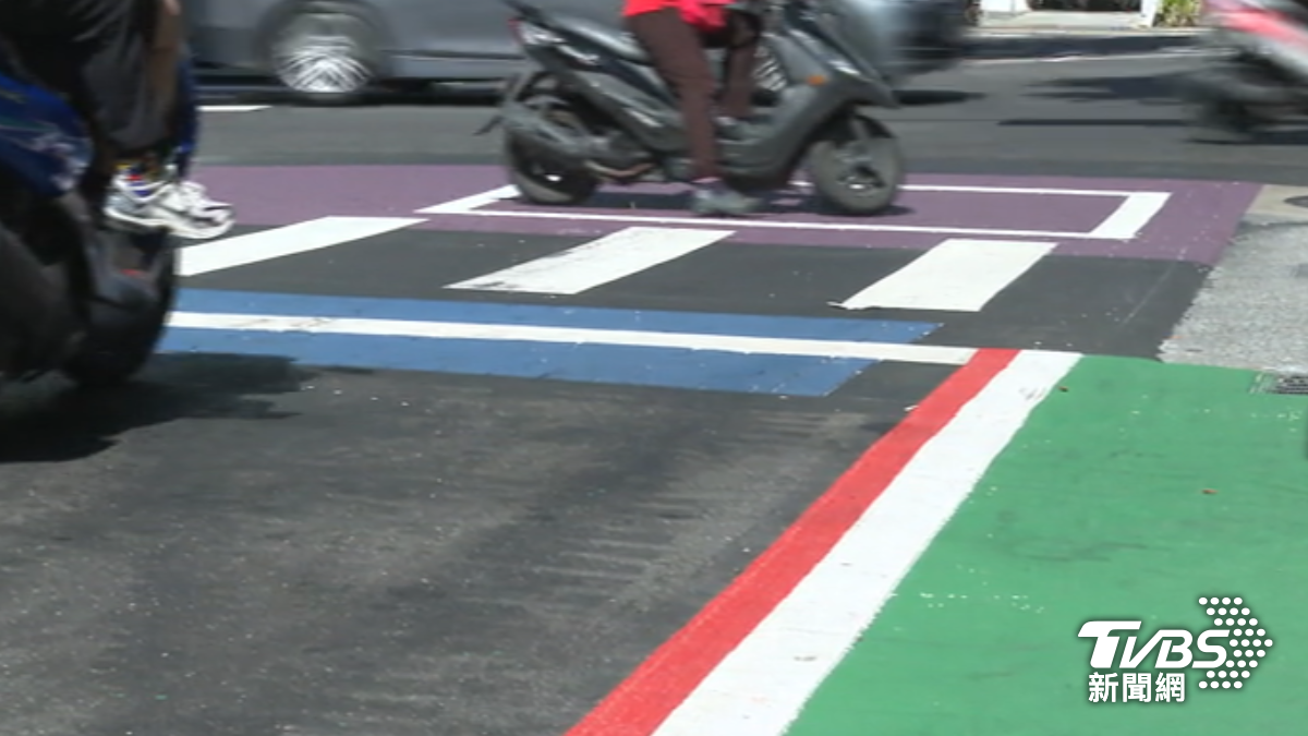 台北市信義區嘉興街的路口處,多了紫色、藍色的鋪面。(圖/TVBS)