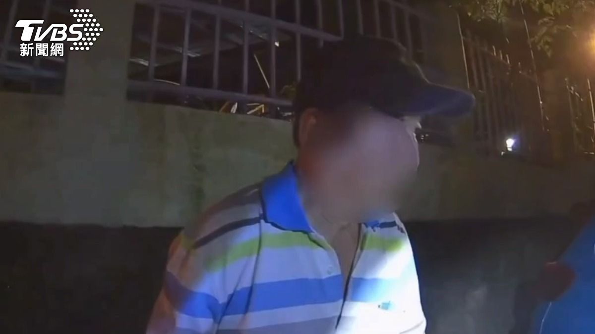 63歲車手將贓款放在路邊車輛後方，被巡邏員警盯上。 (圖／TVBS)
