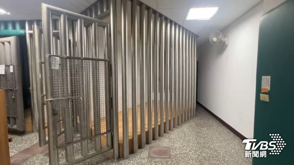 快訊／拘留室意外！土城通緝犯「輕鋼架割頸」血濺現場