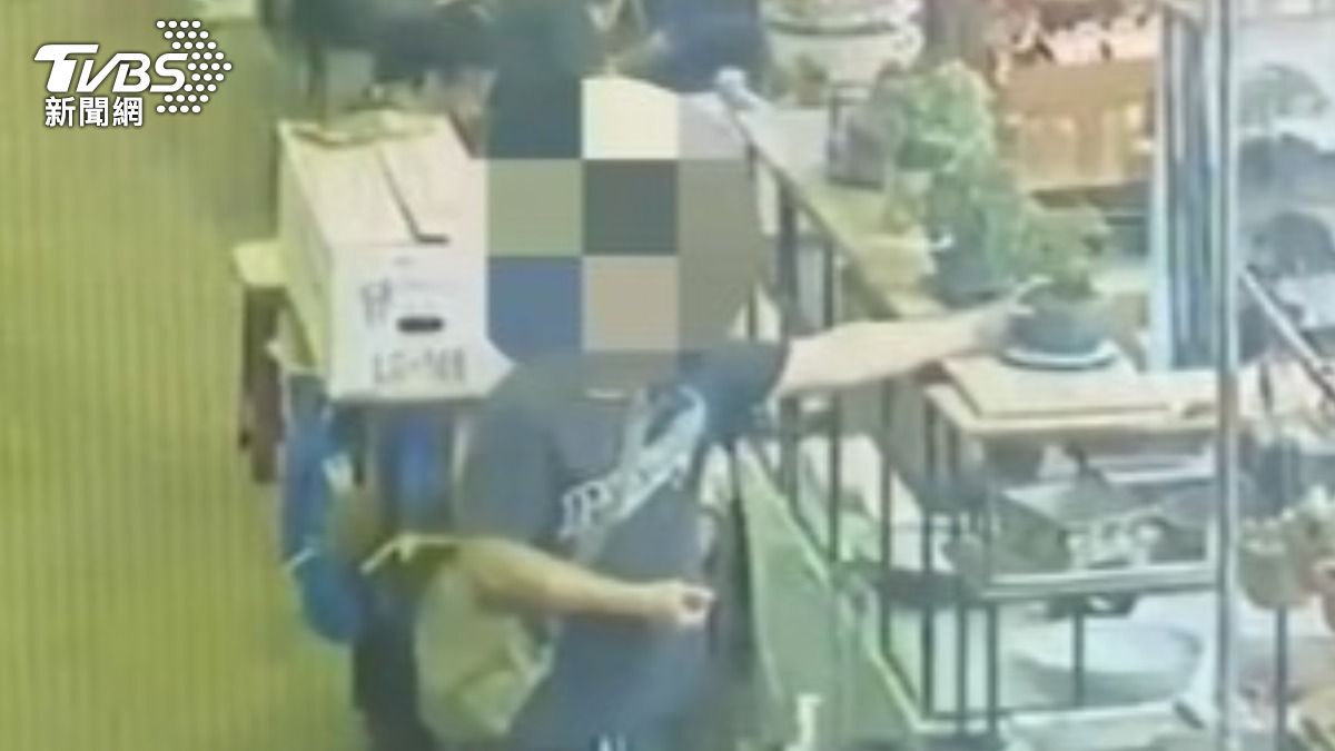 男子趁著店家忙碌時偷走盆栽。（圖／TVBS）