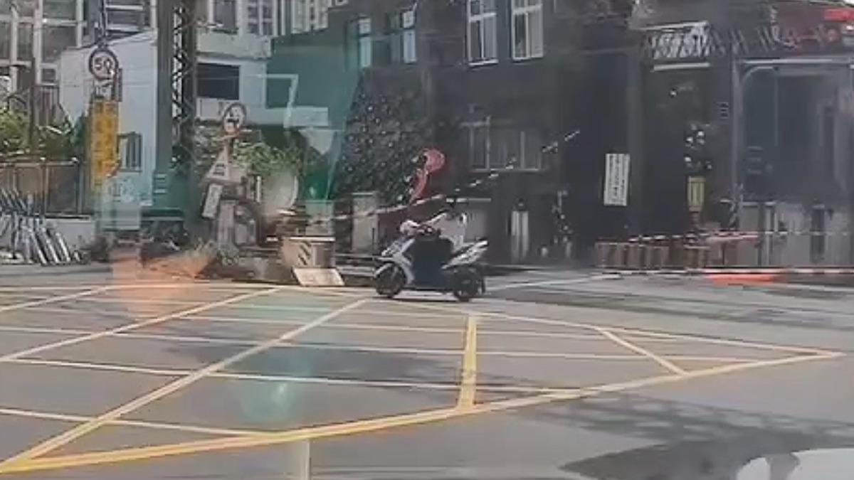 機車騎士連續扳開2根桿子闖平交道,將遭重罰。 (圖/翻攝社會事新聞影音)