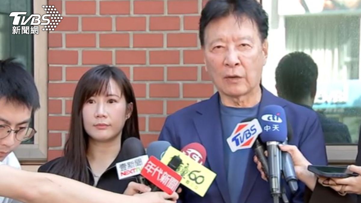 戰鬥藍召集人趙少康陪同議員柳采葳報案。(圖/TVBS)