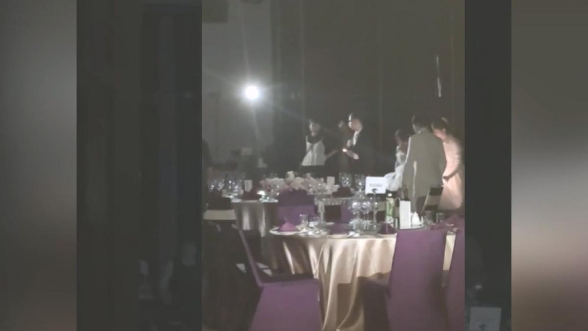 台鋁婚宴會館日前發生停電事件,不僅導致婚顧人員必須摸黑布置,新人還要在悶熱的休息室化妝,讓人嘲諷這是一場「驚奇盛宴」。(圖/爆料公社)