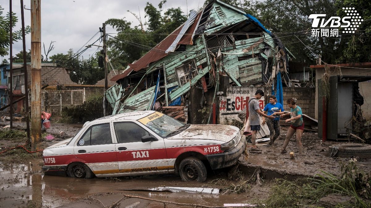 墨西哥連日暴雨成災引發土石流導致城鎮街道遭泥濘覆蓋 (圖/達志影像美聯社)