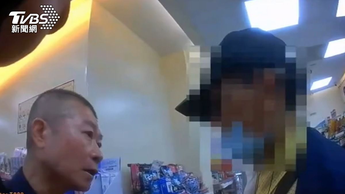 通緝犯在超商內被員警逮捕。(圖/TVBS)