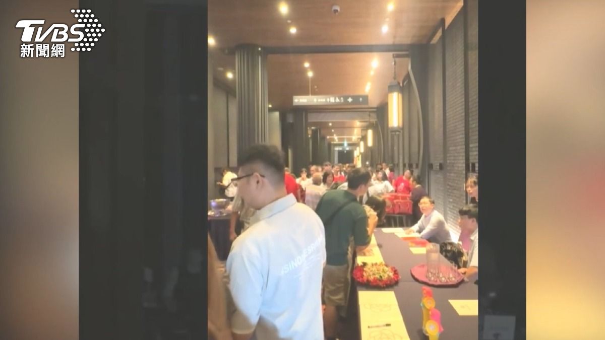 原本應該是與親友分享喜悅的婚禮,卻讓新人和賓客吃得滿頭大汗又一肚子氣。(圖/爆料公社)