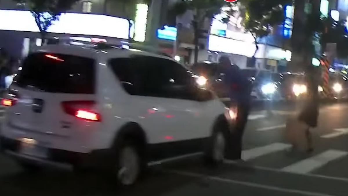 又見行人地獄 高雄男走斑馬線遭撞倒地「比切西瓜還扯」