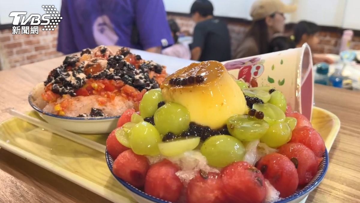 冰店業者劉老闆表示,由於9月盛產的凱特芒果客人接受度較低,他們直接改用秋季水果如番茄、西瓜或葡萄作為替代。(圖/TVBS)