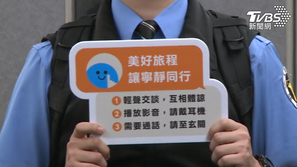 二寶媽被迫離席安撫哭鬧孩,大寶留座位讓網炸鍋。(圖/TVBS)